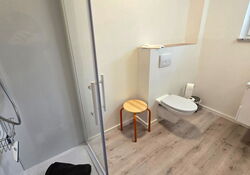 4 Bäder in der Großunterkunft für Bauarbeiter, Monteure oder Projektmitarbeitende zwischen Wismar und Lübeck, mit neuwertiger Ausstattung