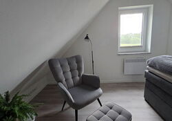Gästezimmer mit Boxspringbett zwischen Wismar und Lübeck, für Geschäftsreisende in unseren Mitarbeiterwohnungen